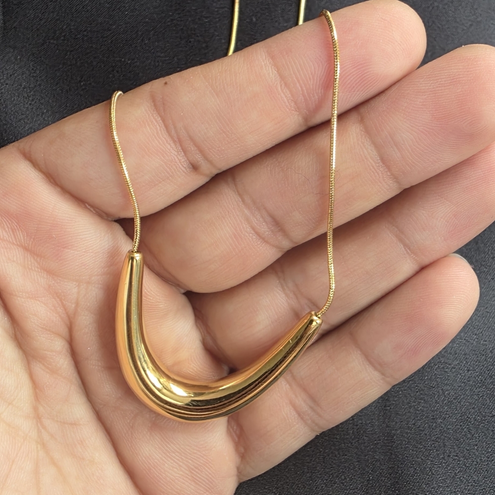 Elegant Gold Pendant Necklace